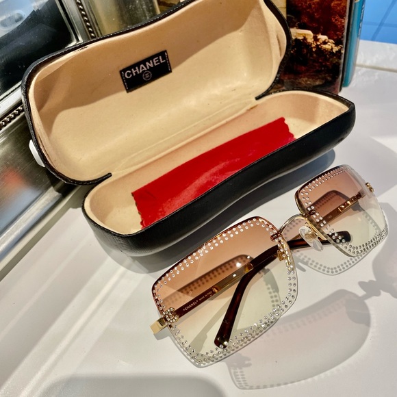 RARE ✨𝑪𝑯𝑨𝑵𝑬𝑳 VINTAGE SUNGLASSES ALL SWAROVSKI CRYSTALS - Picture 10 of 13